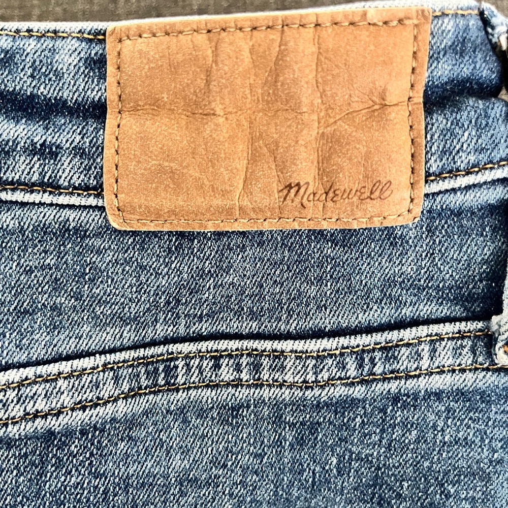 Madewell jeans
Size 32
The curvy perfect vintage jeans